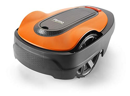  Flymo EasiLife Go 250 robotmaaier in actie op een strak gemaaid gazon.