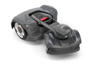 Husqvarna Automower 435X AWD robotmaaier in actie op een strak gemaaid gazon.
