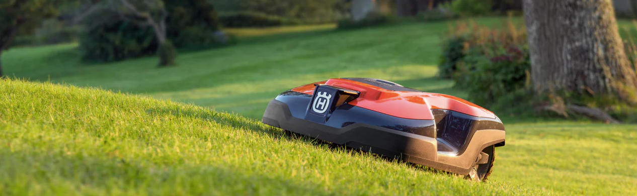 Husqvarna Automower robotmaaier in actie op een strak gemaaid gazon, ideaal voor optimaal gazononderhoud.